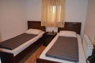 Отель Complex Parc Pini Moinesti Moineşti Двухместный номер с 1 кроватью и общей ванной комнатой-3